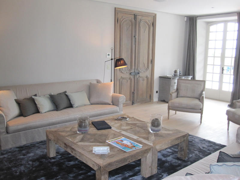 Salon aux boiseries claires, chantier réalisé par Signature d'intérieur