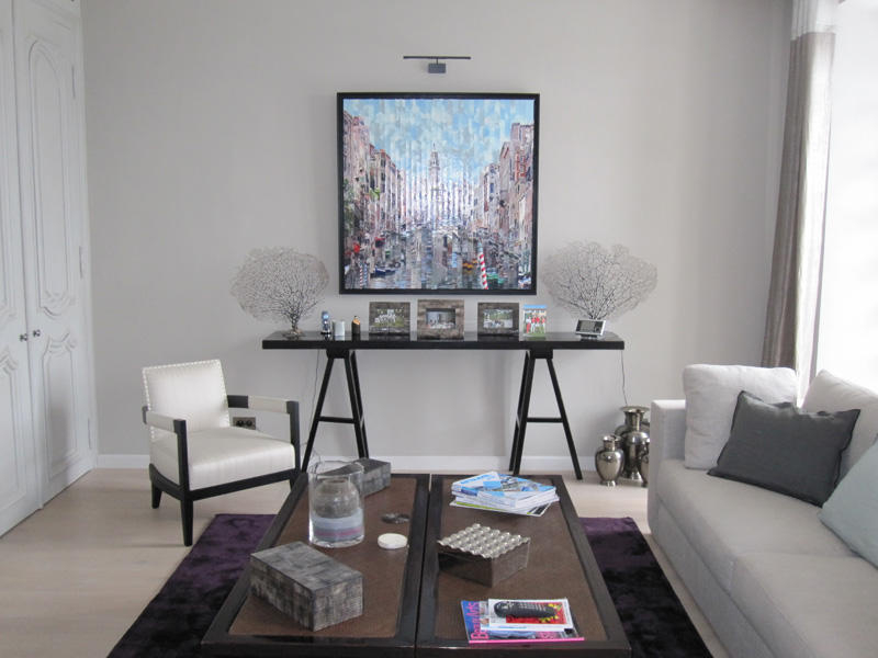 Salon avec console noire et tableau, chantier de rénovation mené par Signature d'intérieur