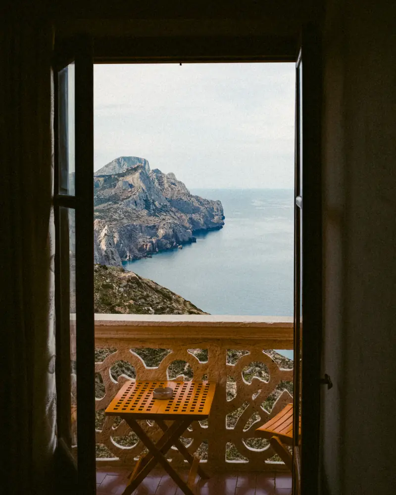 Porte-fenêtre ouverte sur une terrasse face à la mer
