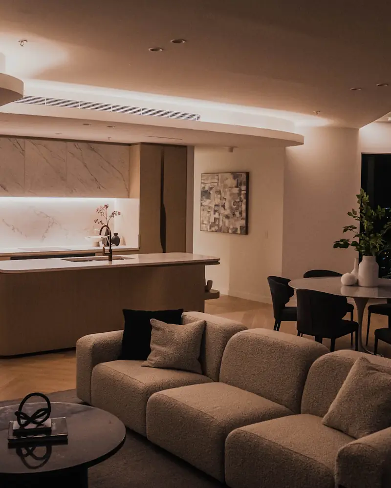 Appartement ouvert avec cuisine en îlot, le soir