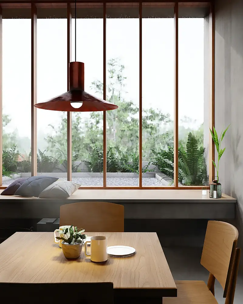 Table en bois devant une verrière et un mur en béton