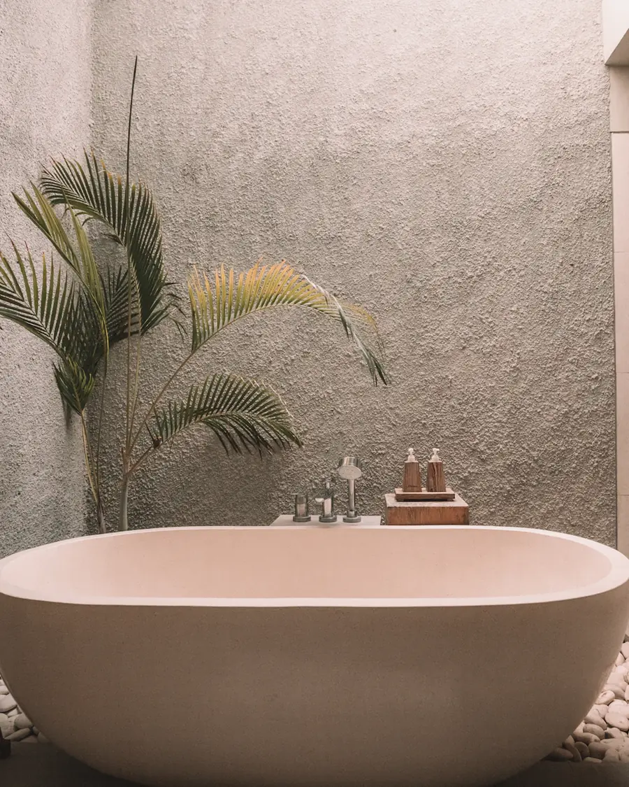 Mur en enduit minéral, texture travaillée à la main
