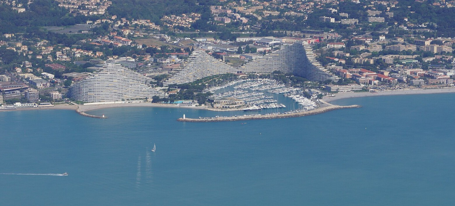 Vue aérienne des immeubles en gradins de Marina Baie des Anges, chantier réalisé par Signature d'intérieur