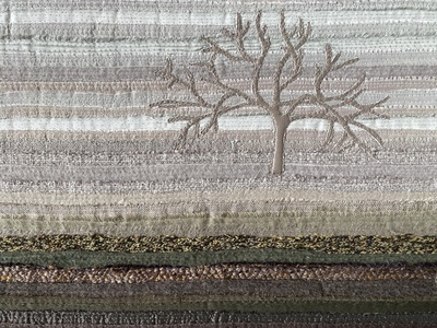 alt="détail d'un tableau de Sophie Corruble représentant un arbre fruitier dans le brouillard"