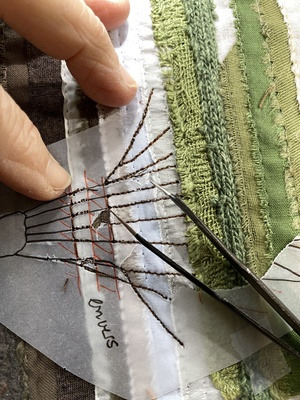 alt="extraction des résidus de calque après broderie"