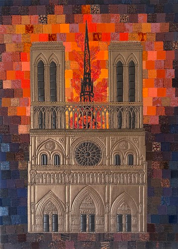 alt="Tableau en textile - artiste Sophie Corruble - Notre Dame de Paris en flammes "