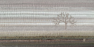 alt="la plaine d'Alsace dans le brouillard, tableau en textile, Sophie Corruble"