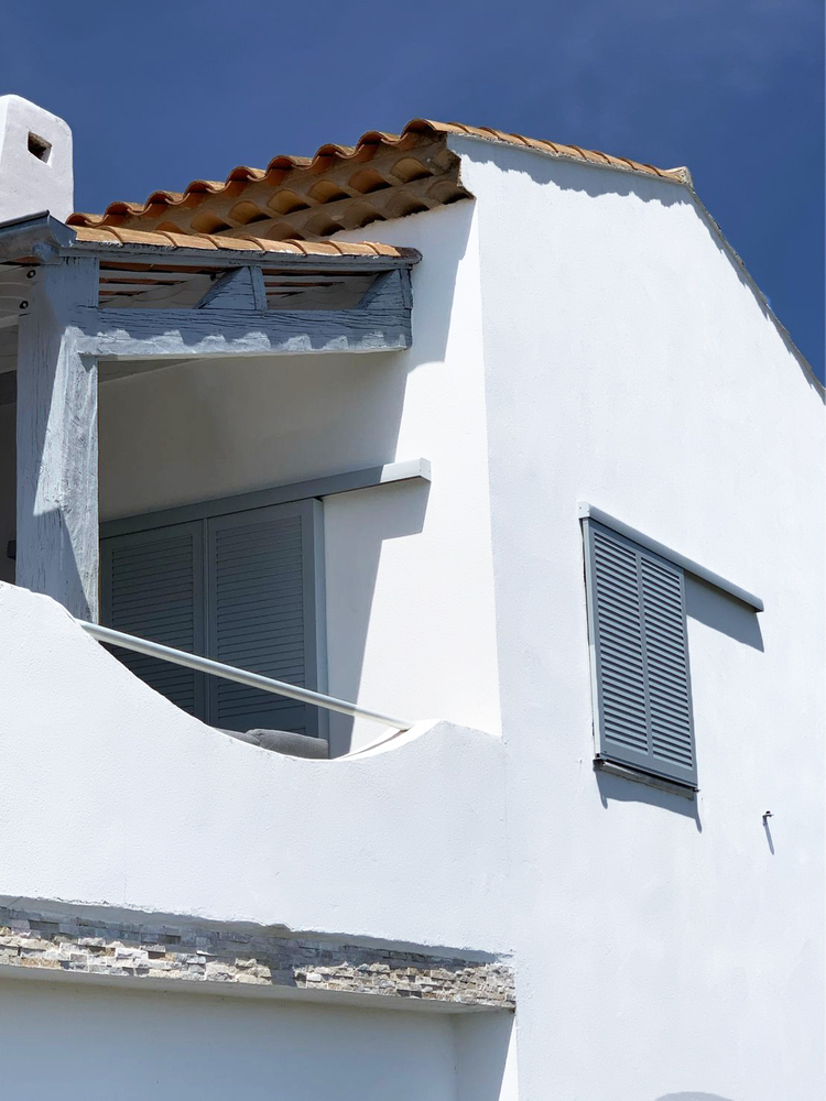 Façade habillée par notre gamme de volets coulissants JULIA