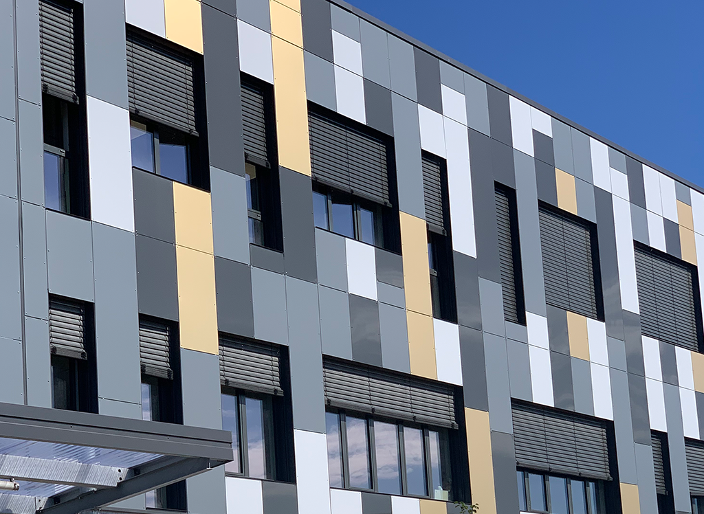 Brise-soleil orientables Baumann Hüppe installés sur un collège pour améliorer le confort d'été