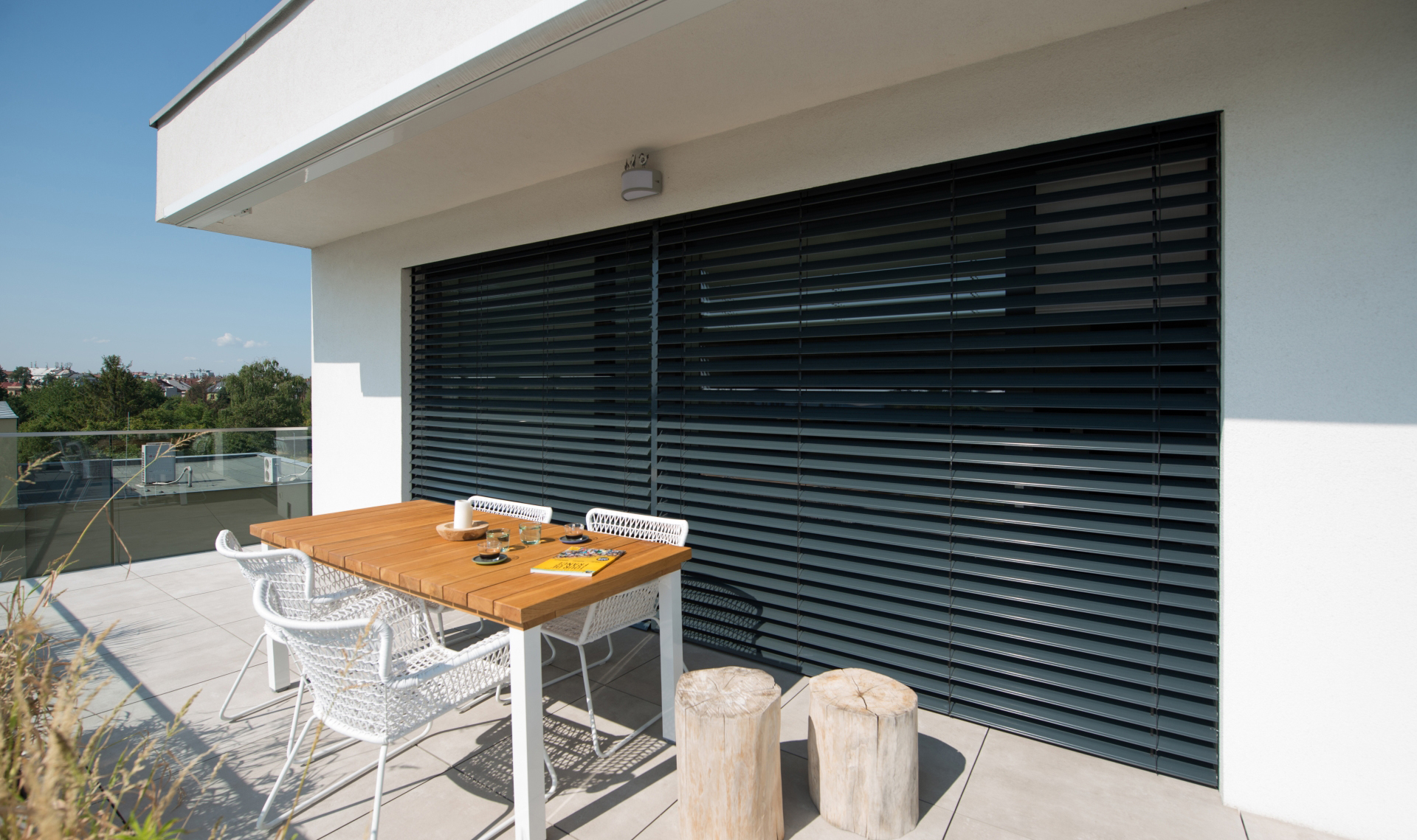 Brise-soleil orientables devant baie vitrée dans une chambre moderne
