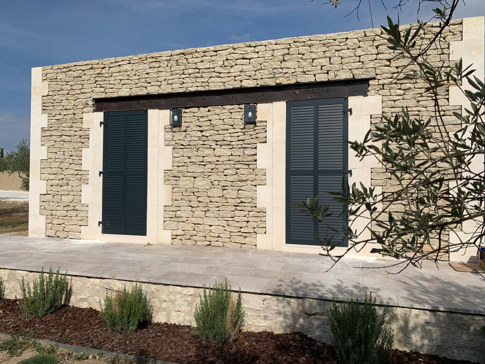 Notre volet battant ISOS LJ en RAL 7016, issu de notre gamme de volets isolés habille cette façade 