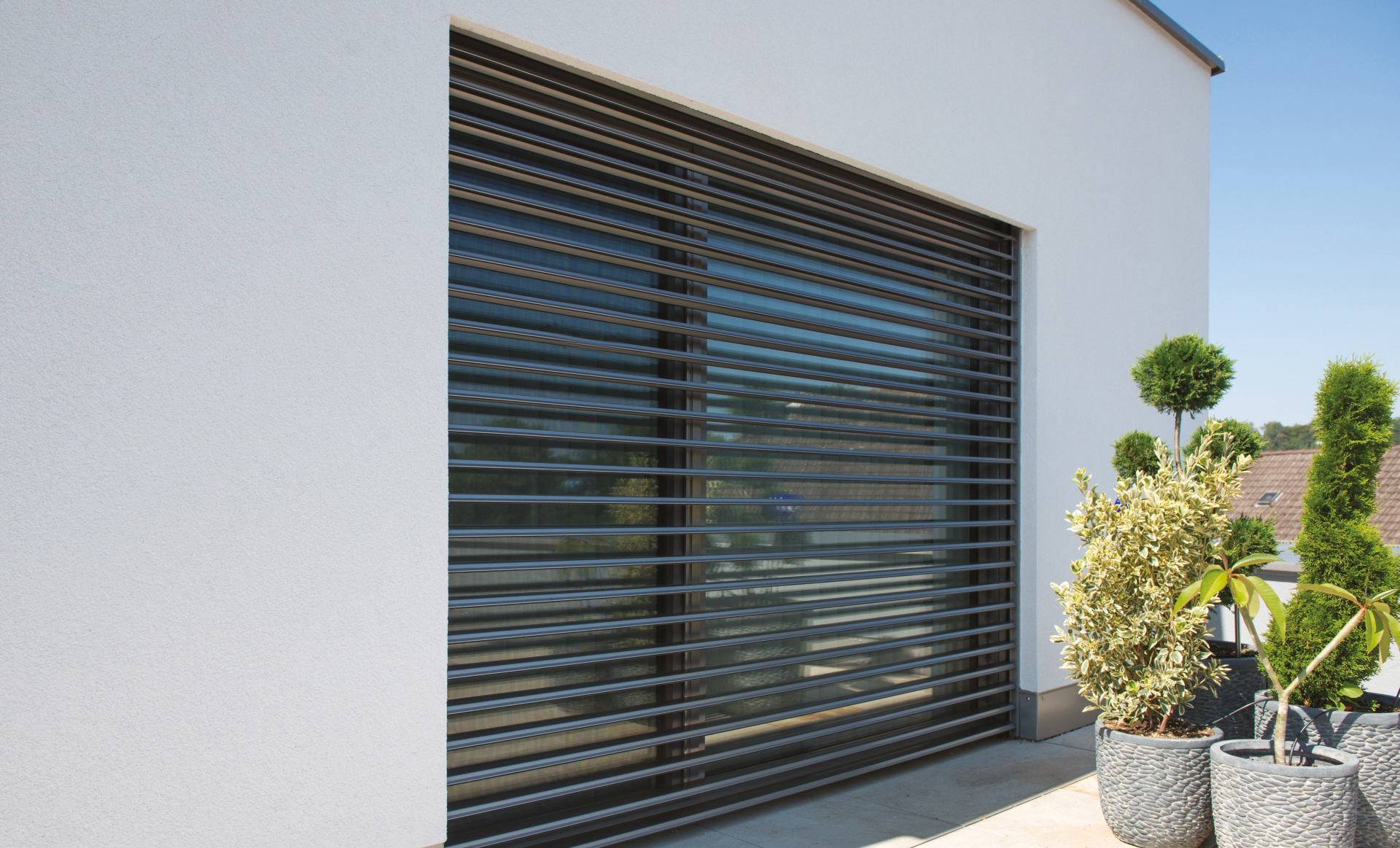 Brise-soleil orientable Tout-Métal Protal, installé à l'extérieur avec une vision panoramique entre les lames
