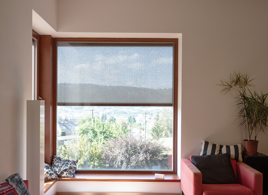 Store toile vertical Baumann Hüppe, vue intérieure, villa contemporaine