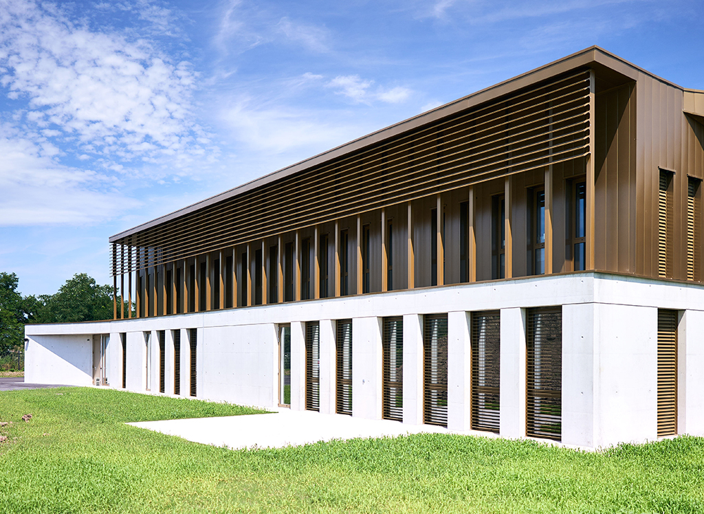 Le Nouveau Centre S.D.I.S à Sélestat est équipé des brise-soleil orientables Baumann Hüppe alliant efficacité énergétique et bien-être des utilisateurs.