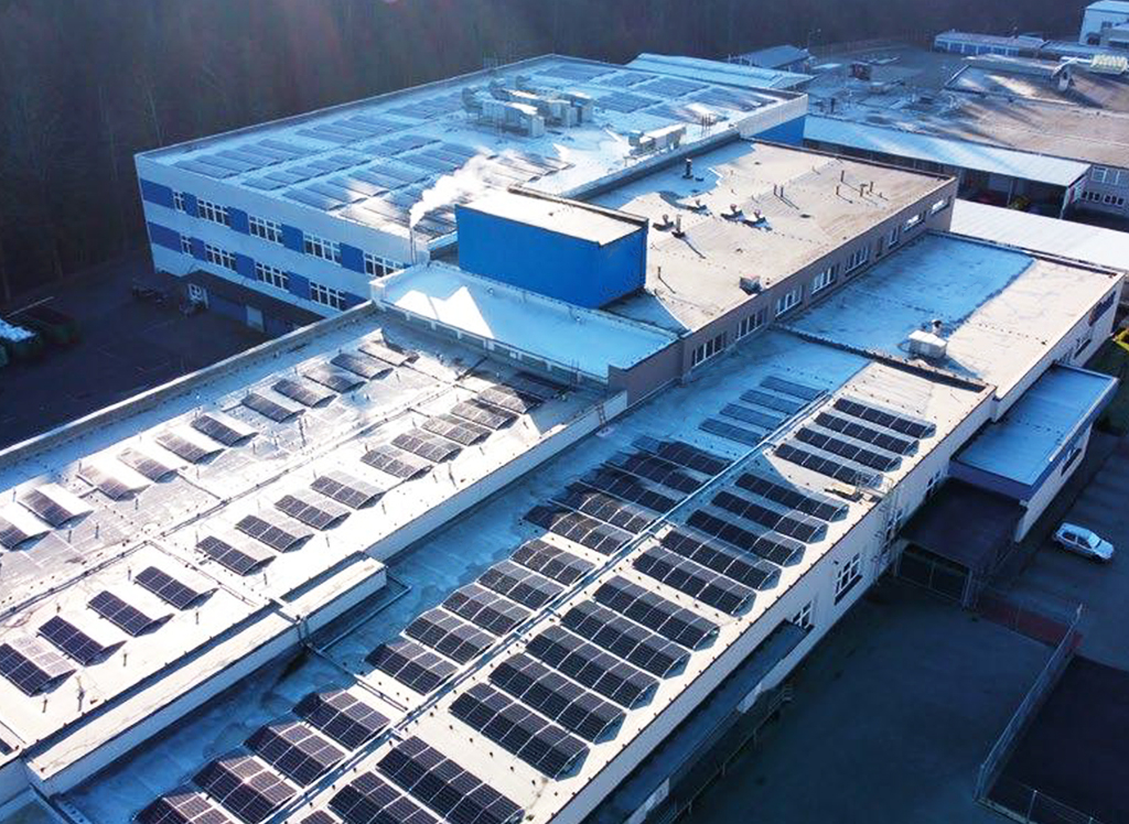 Les ateliers de productions équipés de panneaux solaires sur le toit pour réduire l'impact écologique. 