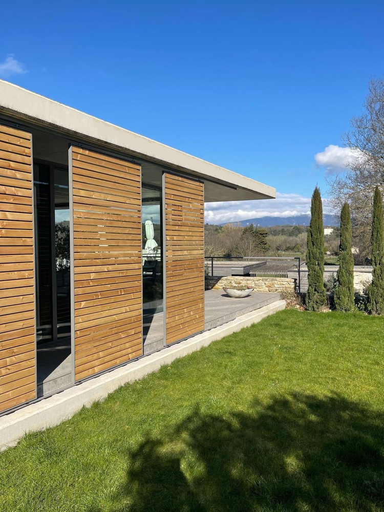 Notre volet coulissant CHIARA en bois de Sibérie, coloris RAL 9007 structuré mat