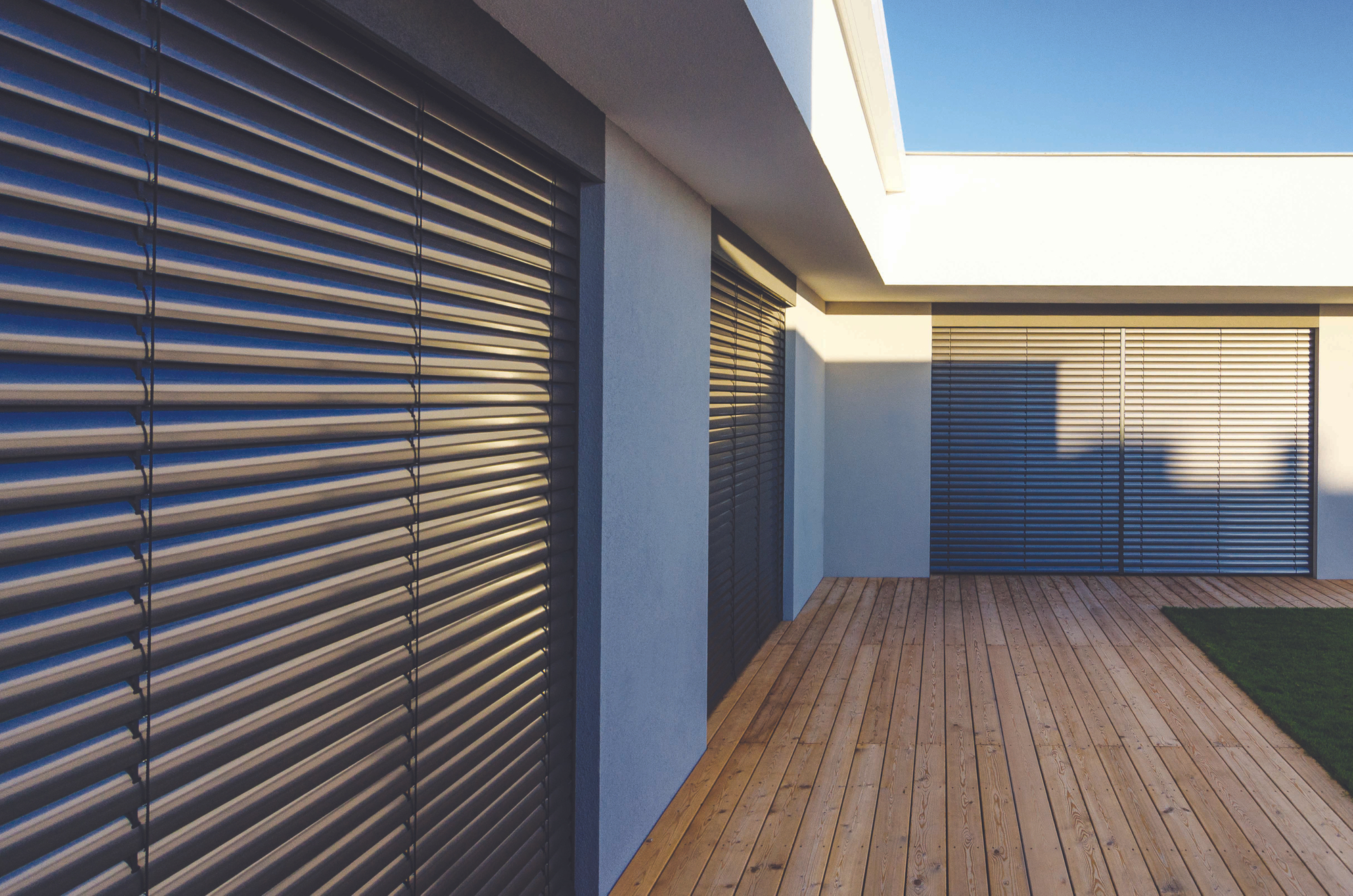 Brise-soleil orientable Vental 80 LA, les lames sont fermées pour une occultation performante 