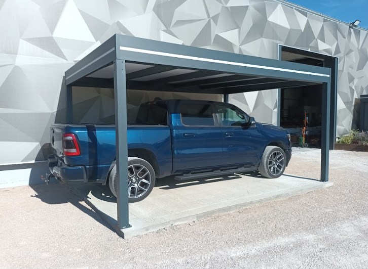 Carport adossé avec toiture à chevrons dans l’Ain - Carport Pays de Gex