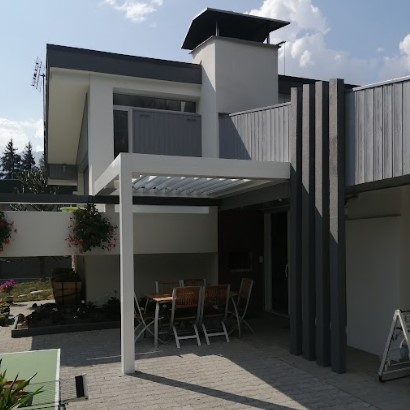 Pergola à toile rétractable avec poteau unique – solution élégante et minimaliste pour couverture d’extérieur