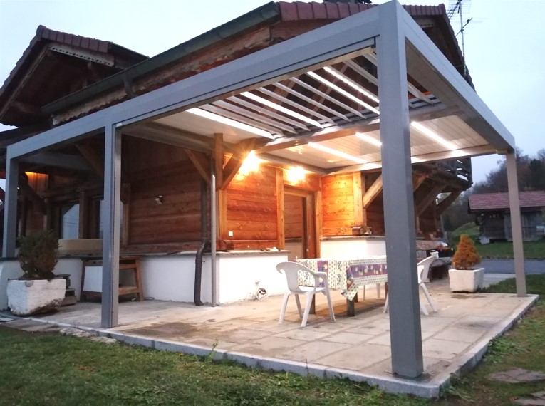 Pergola bioclimatique sur mesure à Bonneville, en Haute-Savoie – modèle multimodules avec chevron pour grande surface extérieure