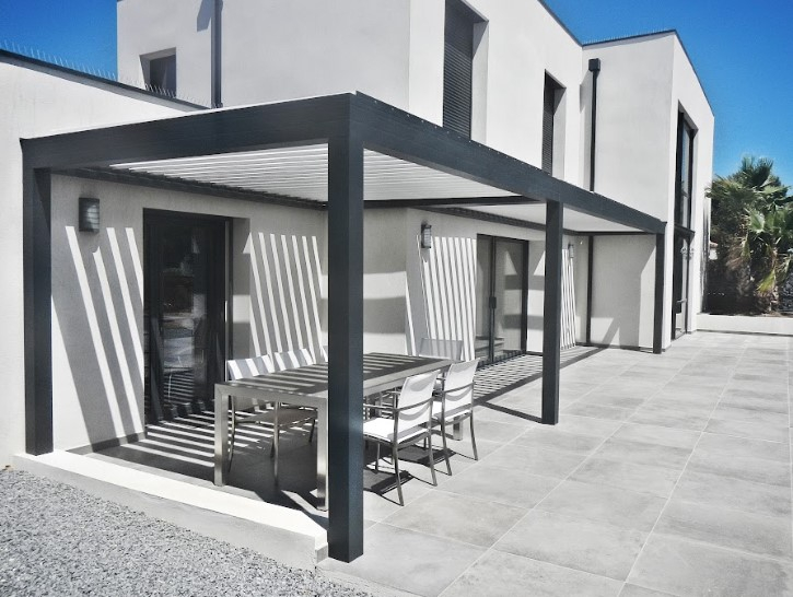 Pergola bioclimatique sur mesure Élégance Biodesign, en Haute-Savoie avec angle droit – adaptation parfaite aux contraintes architecturales