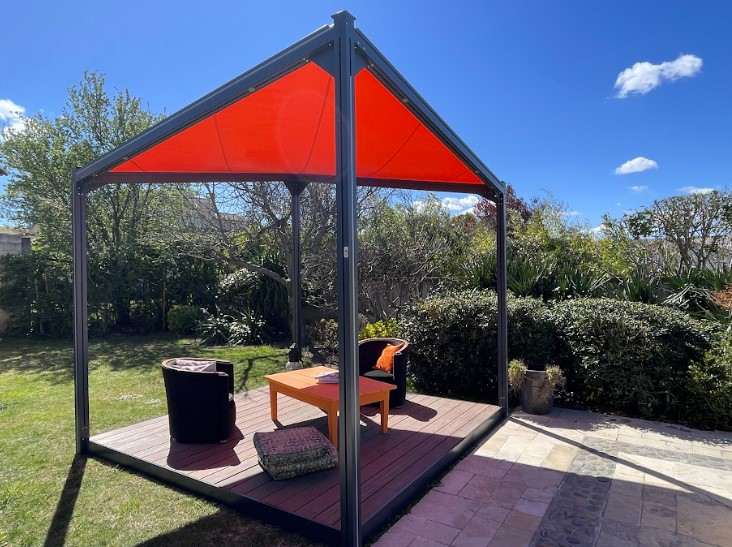 Pergola à toile sans permis de construire, autoportée avec plancher en bois