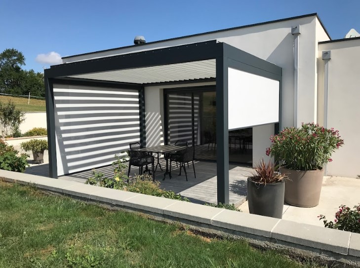 Pergola bioclimatique avec stores zip intégrés pour confort thermique sur terrasse ou jardin