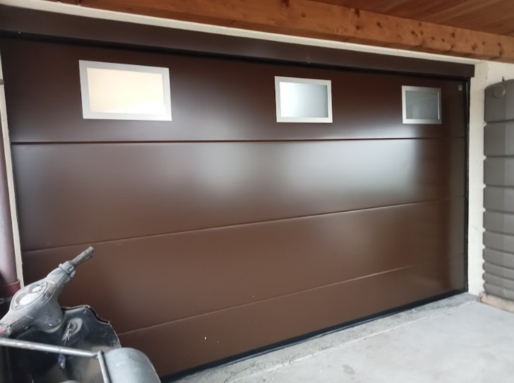 Porte de garage sectionnelle avec hublots, en Haute-Savoie – Porte de garage isolante Haute-Savoie