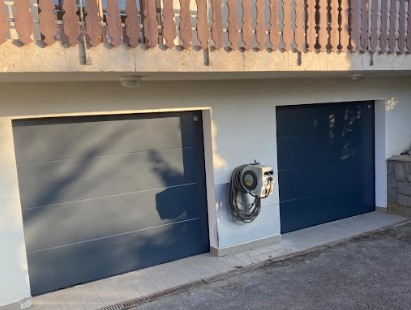 Deux portes de garage sectionnelles côte à côte – solution pratique pour garage double ou séparé