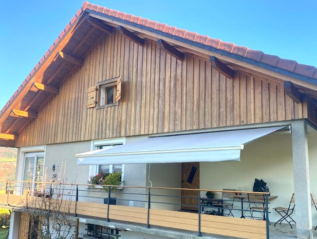 Store à Villard - Sumba de la marque Roche installé en Haute-Savoie– solution de protection solaire