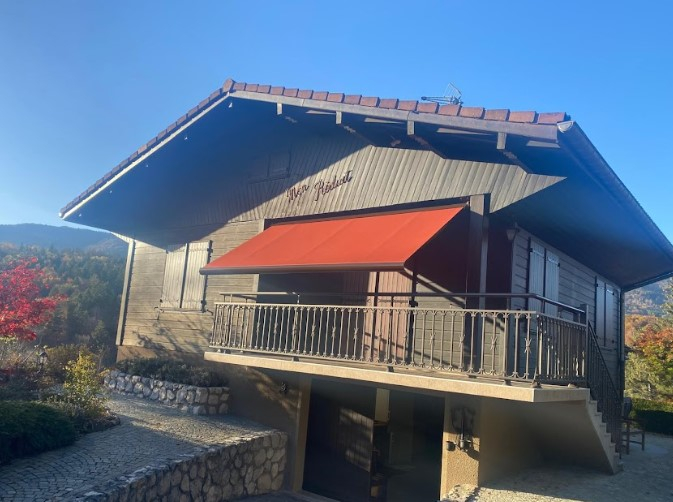 Store coffre KGM5 de la marque Schenker installé à Menthonnex, en Haute-Savoie – protection solaire discrète et efficace pour terrasse ou balcon