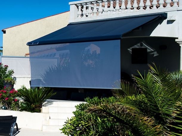 Stores Banne de terrasse avec coffre, monobloc ou autoportant Avec lambrequin déroulable ou fixe Différents concepts, éclairage par leds du coffre ou des bras, choix de la toile, de couleur et finition de structure 