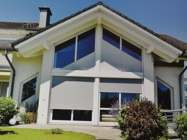 Stores sur mesure de forme trapèze ou asymétrique, en Haute-Savoie - Stores fenêtres non standard Haute-Savoie