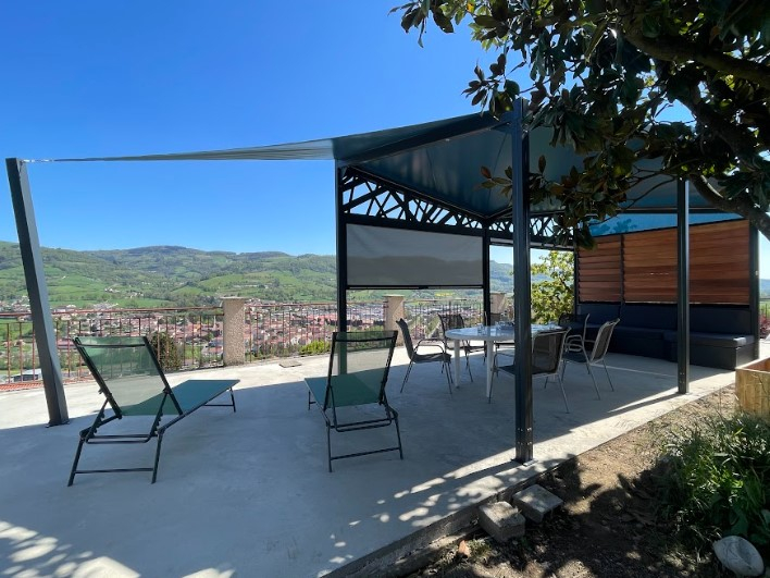 Voile d’ombrage et pergola double modules avec mobilier intégré – aménagement extérieur complet avec zip, claustra décoratif et parquet intégré