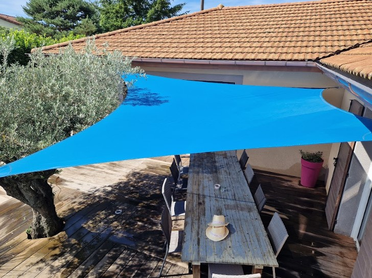 Voile d’ombrage sur mesure pour terrasse – installation contournant un arbre