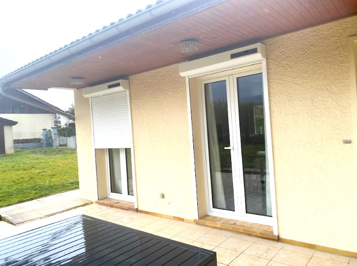 Volet roulant solaire pour porte-fenêtre en Haute-Savoie – Volets Roulants Haute-Savoie