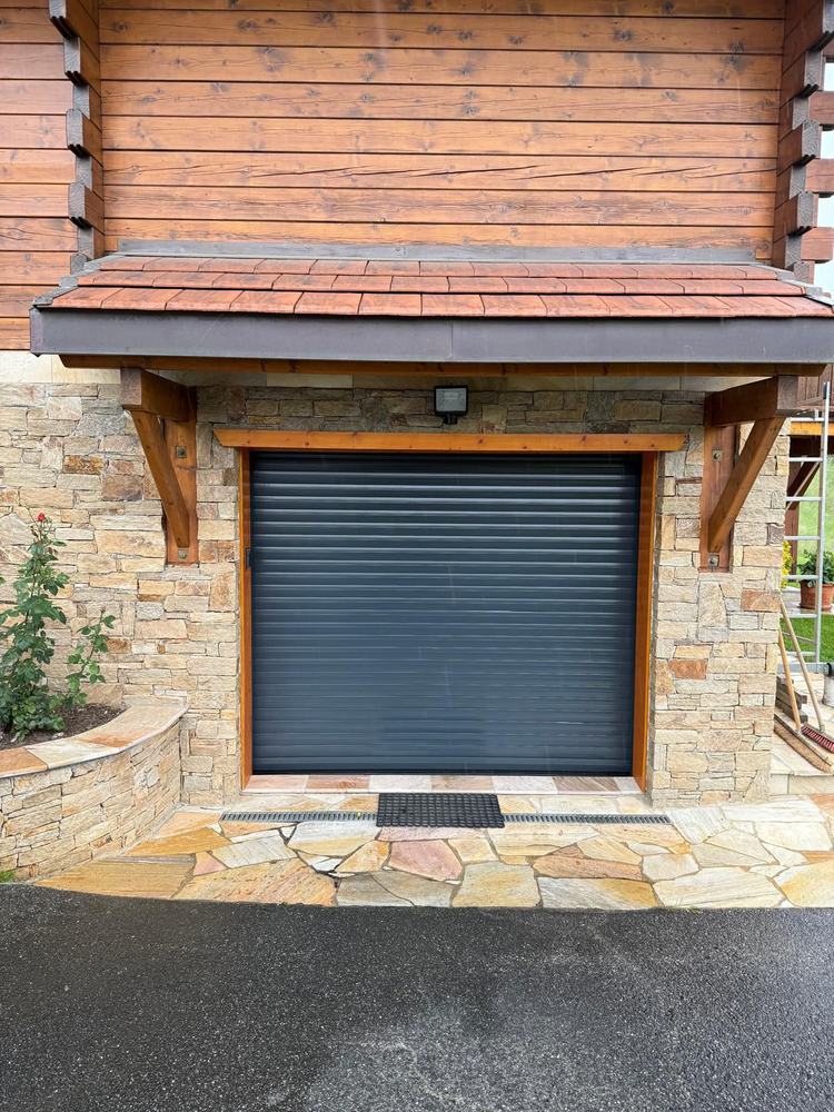 PORTE DE GARAGE ENROULABLE HAUTE SAVOIE, pose de porte de garage, fabricant de porte de garage, porte de garage haut de gamme, porte de garage bonneville, porte de garage douvaine, porte de garage cruseilles.