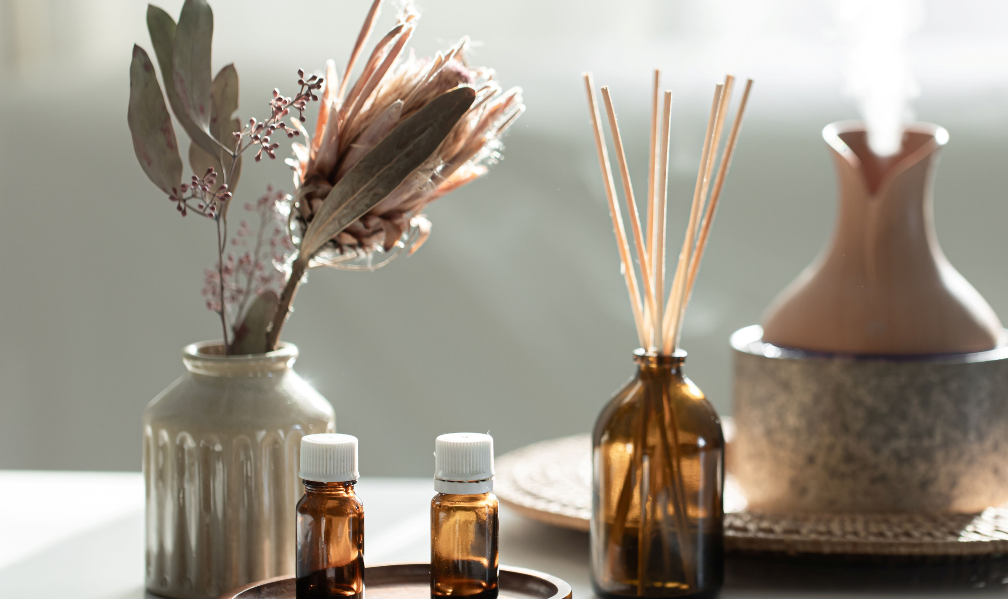 huiles essentielles avec un diffuseur et des plantes