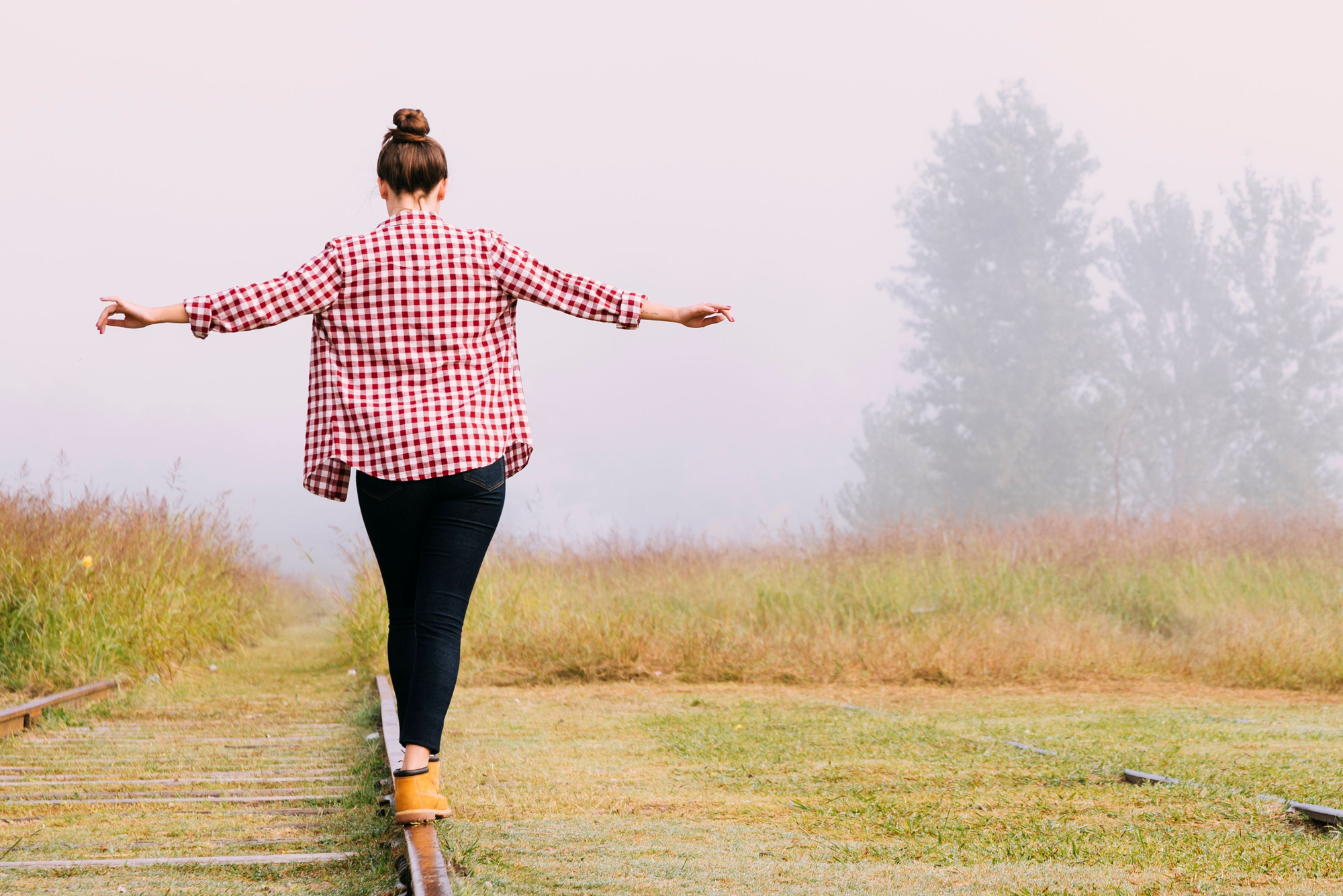 Femme en équilibre sur des rails
