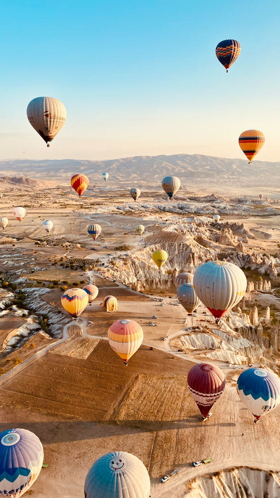 image d'une tête dont le cerveau se remplit de plein de tourbillon de couleurs gaies et douces pour illustrer les bienfaits de la pratique de la gratitude et de la lecture de cartes zen inspirantes, pour s'ouvrir à la beauté de la vie et prendre soin de soi au quotidien