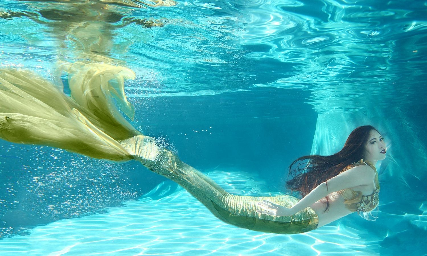 Découvrez comment la natation sirène à Béziers aide enfants et adultes à développer confiance en soi et aisance aquatique.