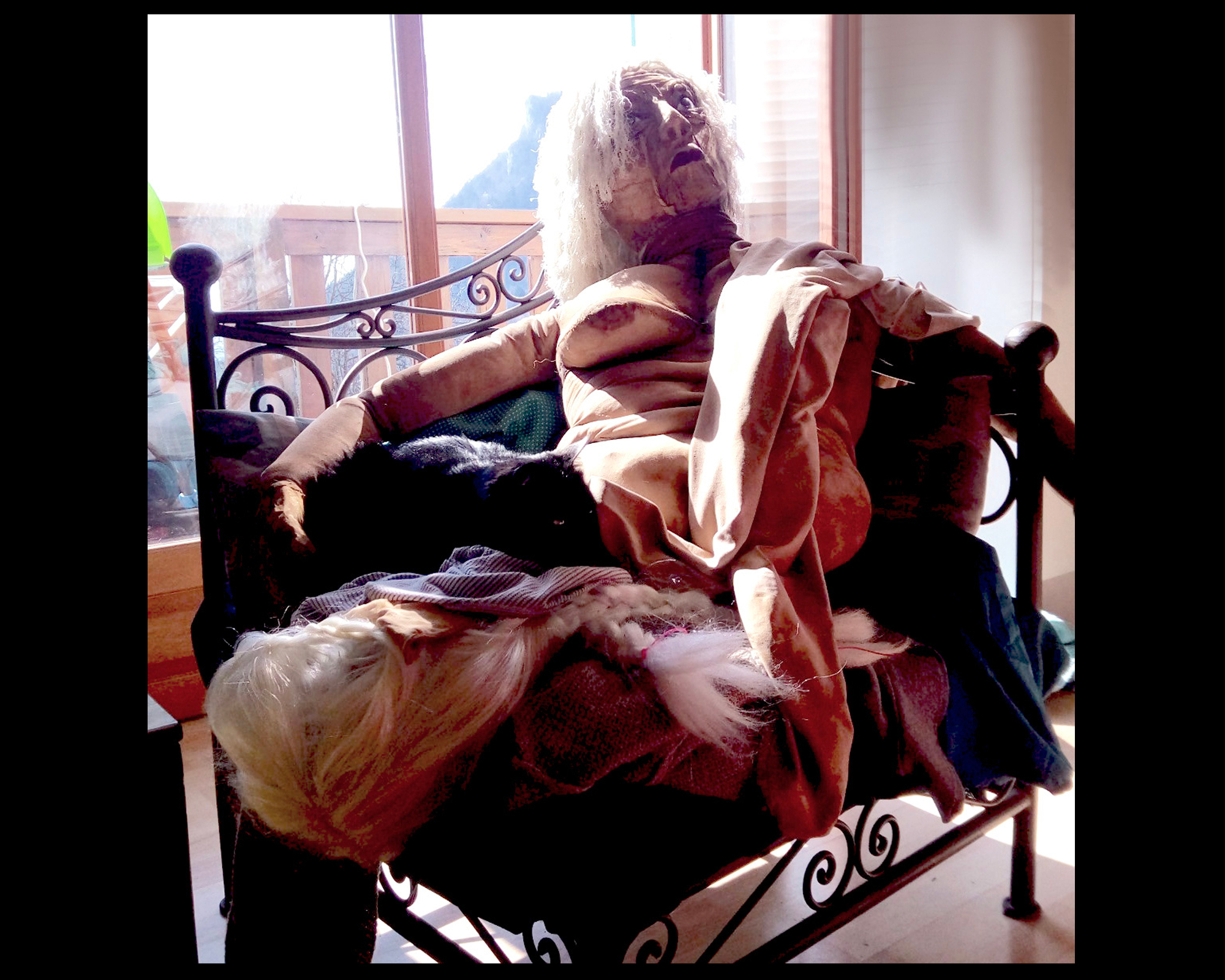 Marionnette portée Femme agée, fabrication du corps en mousse ouate, tissus et des cheveux 