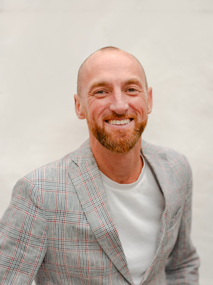 Portrait de Sébastien, architecte d’intérieur à La Rochelle – page contact