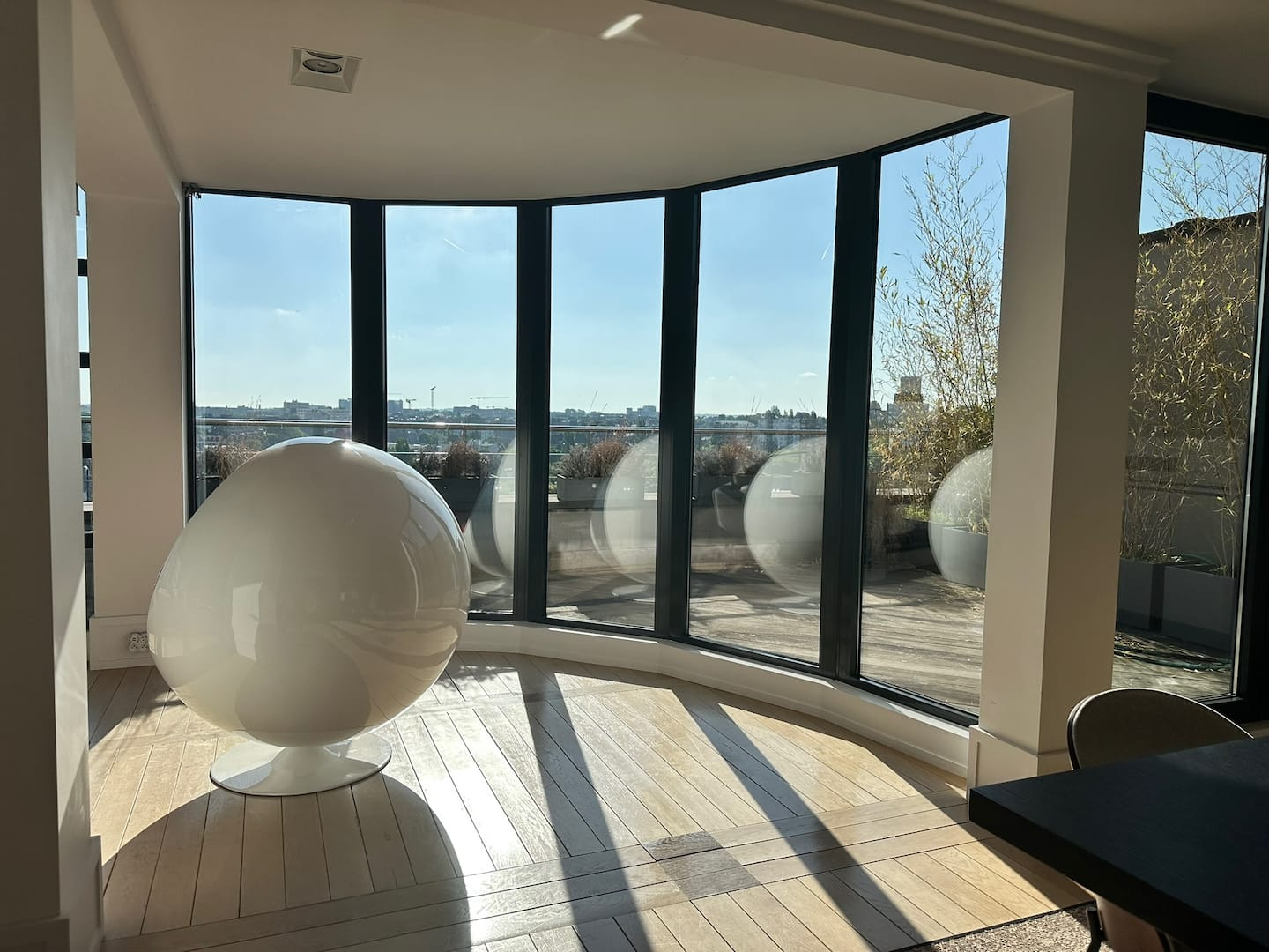Fauteuil boule dans la rotonde vitrée