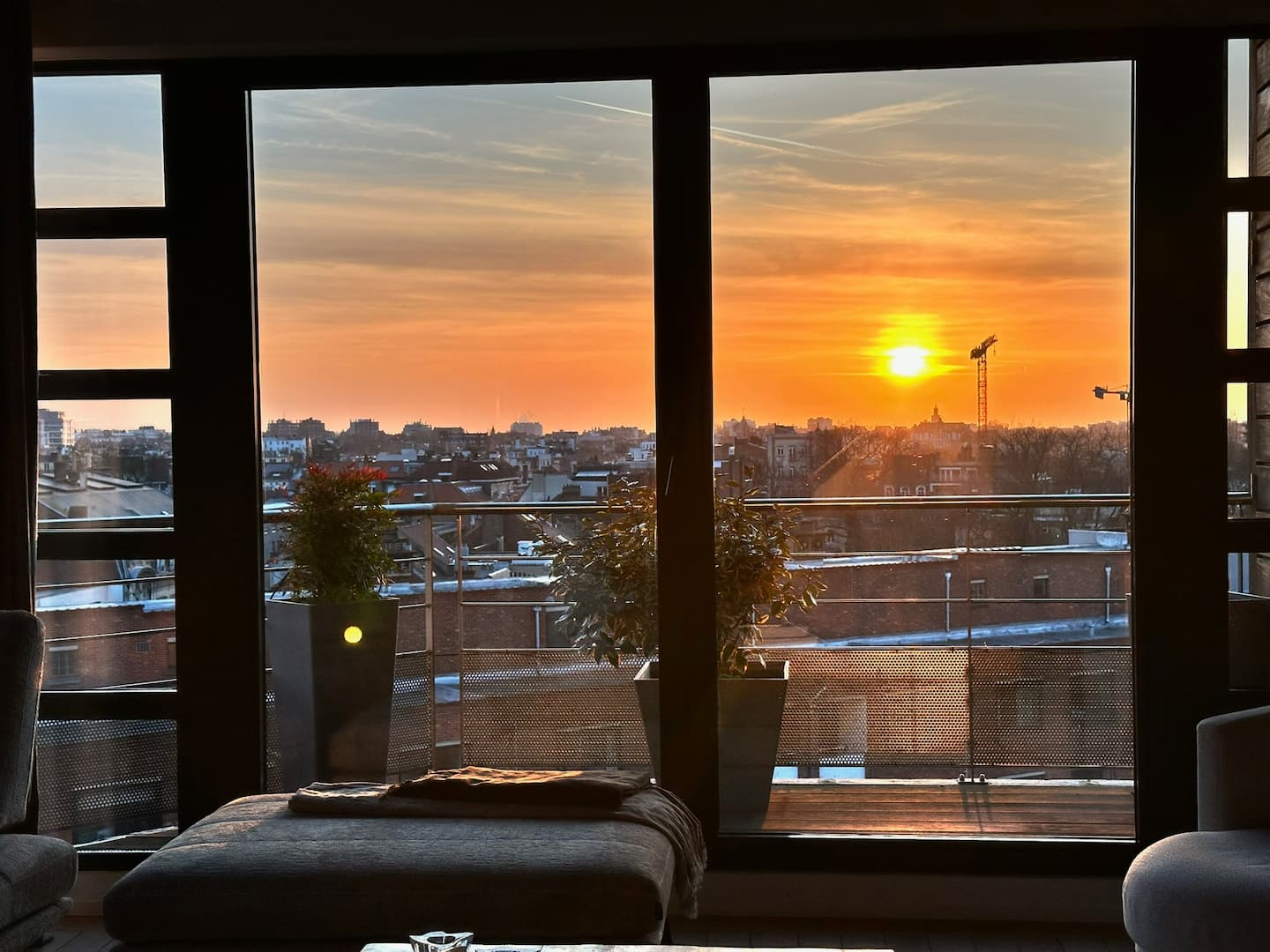 Soleil couchant vu depuis les baies vitrées du salon
