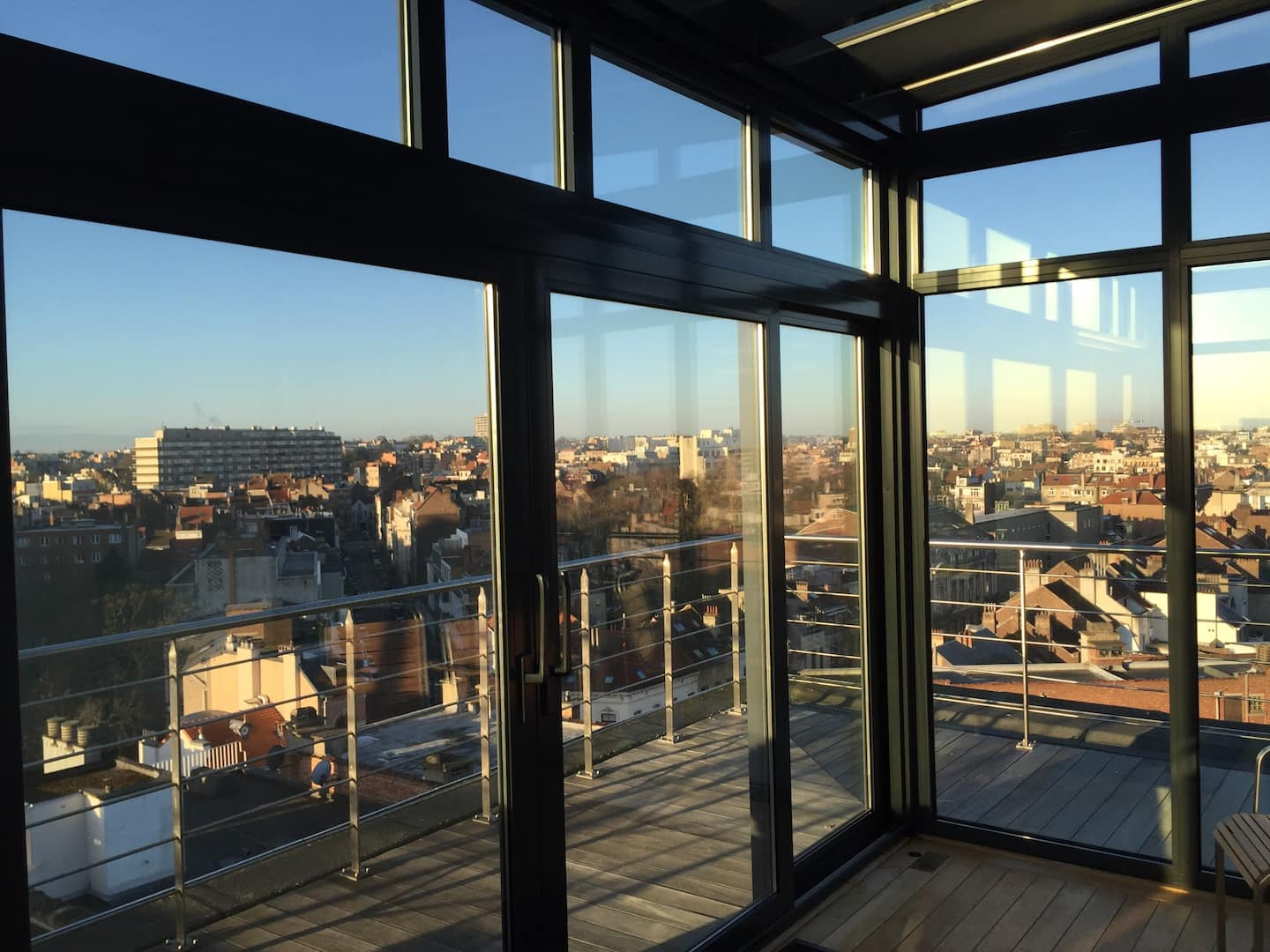 Dernier niveau vitré du penthouse au crépuscule
