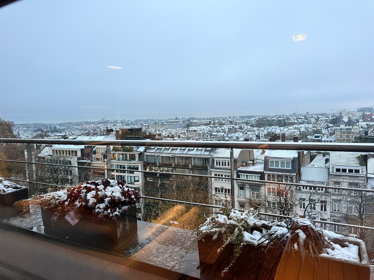 Vue d'hiver sur Bruxelles enneigée depuis la terrasse