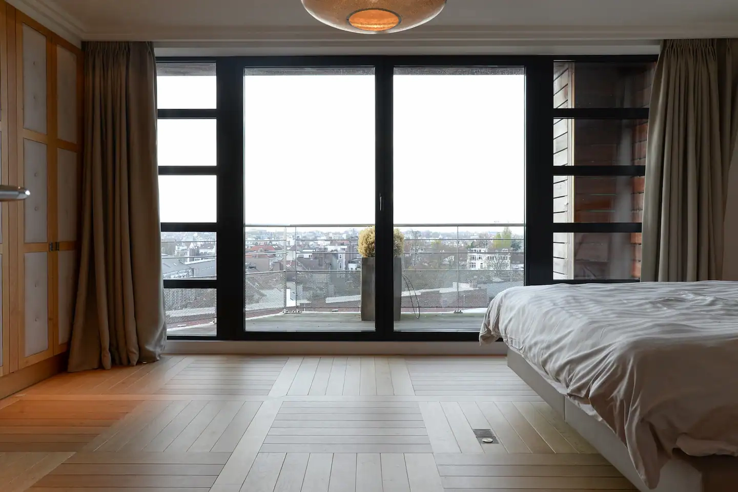 Troisième chambre avec baie vitrée sur les toits