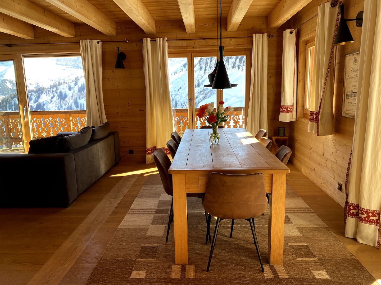 Table à manger pour dix personnes, vue sur les montagnes