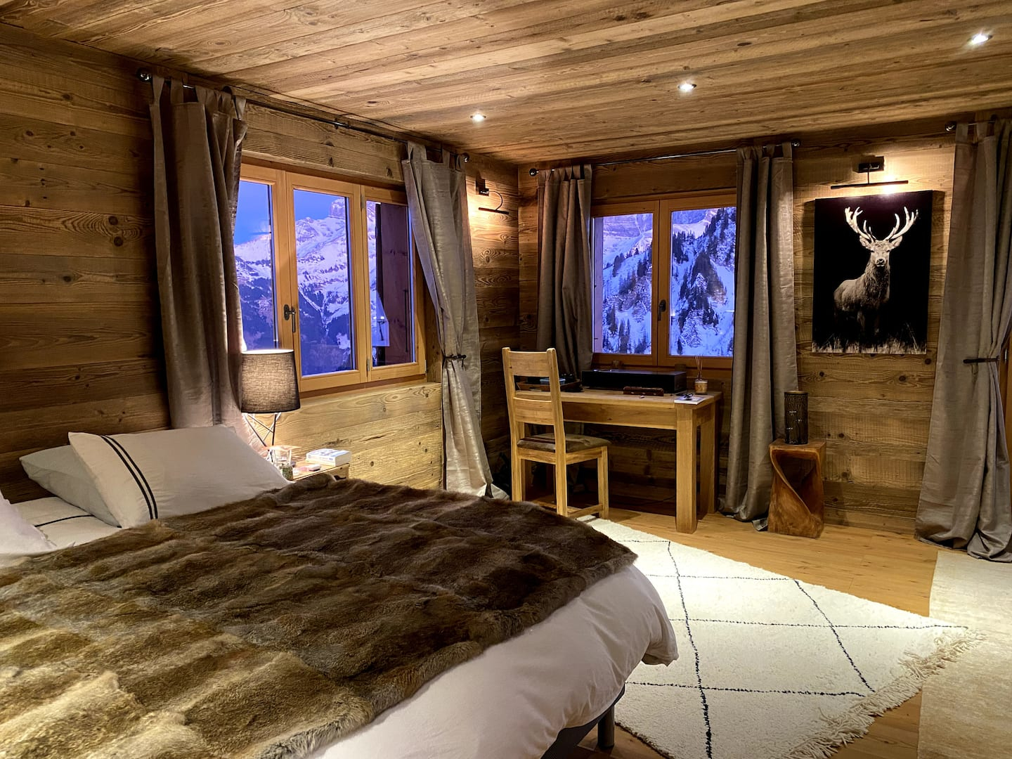 Chambre master du Chalet Clare rénovée en vieux bois
